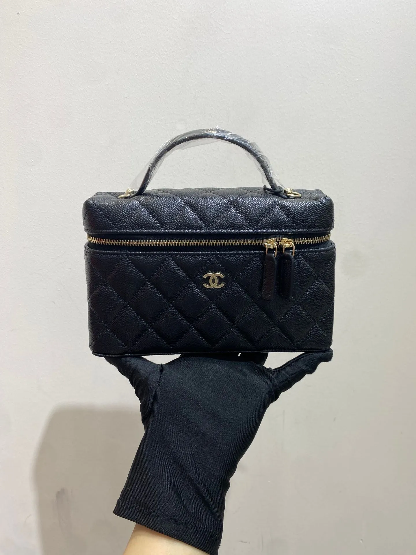 Preloved Chanel 25P 19.5*5*17cm Black Bag 110284